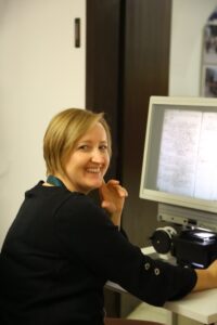 Daniela Mazur obsługuje czytnik do mikrofilmów