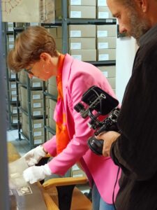 Małgorzata Blach-Margos prezentuje materiały archiwalne przed kamerą