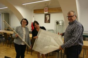 Kierownik Oddziału Barbara Sypko i Małgorzata Kotula-Mąkosza przejmują dokumentację techniczną od darczyńcy