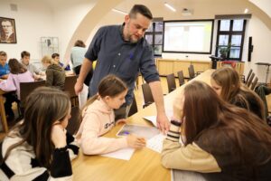 Przemysław Jagieła prowadzi lekcję archiwalną