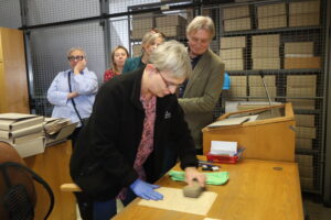Urszula Górka prezentuje sposób przygotowania materiałów archiwalnych do digitalizacji